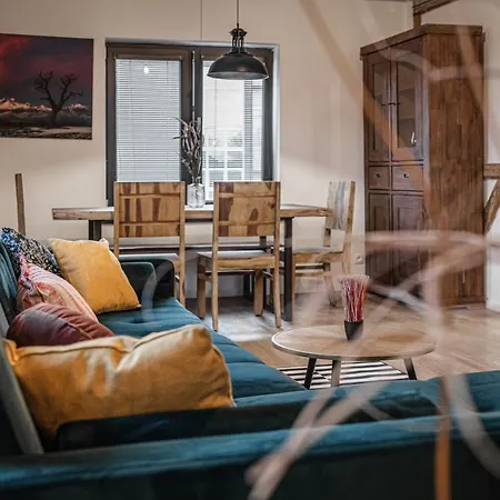 Luxurious In The Heart Of פופראד